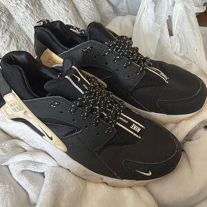 Nike Black and White Huarache Sneakers Sleek Modern Design